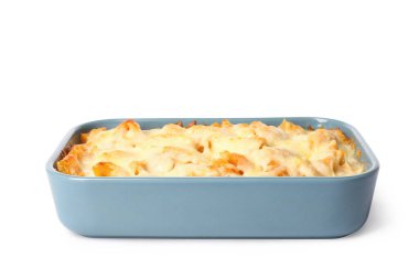 Beyaz arka planda lezzetli makarna ve peynirli fırın yemeği.