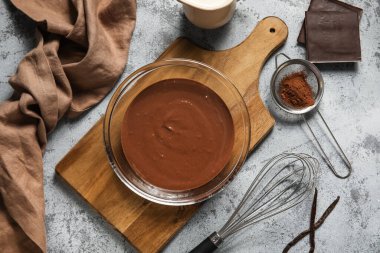 Tahta tahtada erimiş çikolatalı kase. Üst görünüm