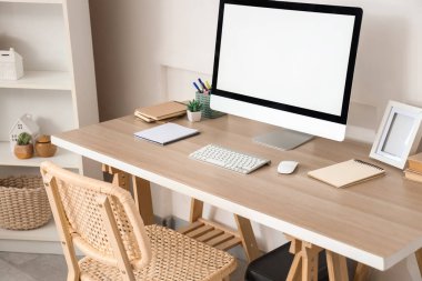 Işık ofisinde boş bilgisayar monitörü olan işyeri