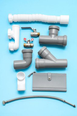 Mavi arka planda tesisatçı eşyaları olan cüzdan.