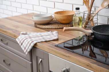 Mutfaktaki tezgahlara temiz peçete, yakın plan.