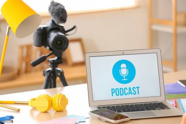 Podcaster 'ın stüdyosundaki kulaklıklı laptop, yakın plan.