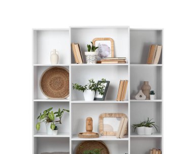 Kitaplı raf ünitesi ve beyaz arka planda bitkiler