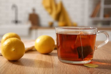 Mutfaktaki masada limonlu bir bardak siyah çay.