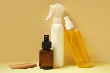 Sarı arka planda taraklı saç spreyleri