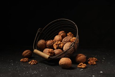 Koyu fındıklı sepet.