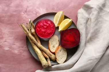 Pembe grunge arka planda pancar, ekmek ve limonlu yaban turpu sosu.