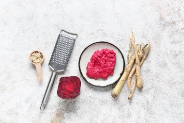 Beyaz grunge arka planda pancar ve rendelenmiş yabanturpu sosu