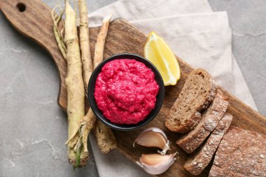 Gri grunge arka planda pancar, limon ve ekmek ile yaban turpu sosu