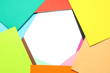 Beyaz arkaplanda renkli kağıt çarşaflardan yapılmış çerçeve