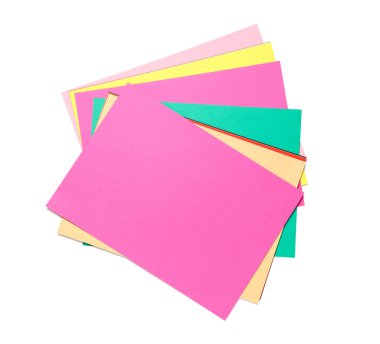 Beyaz arkaplanda renkli kağıt kağıtlar