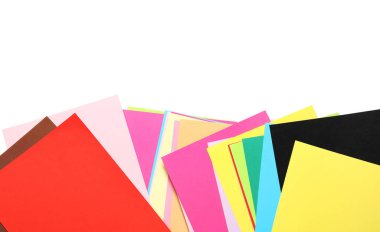 Beyaz arkaplanda bir sürü renkli kağıt