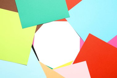 Beyaz arkaplanda renkli kağıt çarşaflardan yapılmış çerçeve