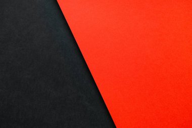 Arkaplan olarak kırmızı ve siyah kağıt sayfaları
