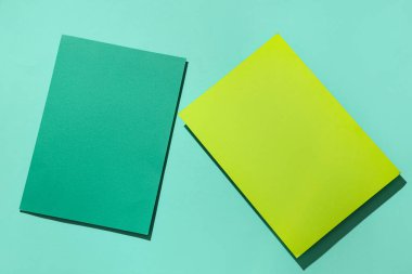 Yeşil arkaplanda renkli kağıtlar