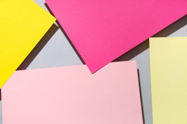 Gri arkaplanda renkli kağıtlar