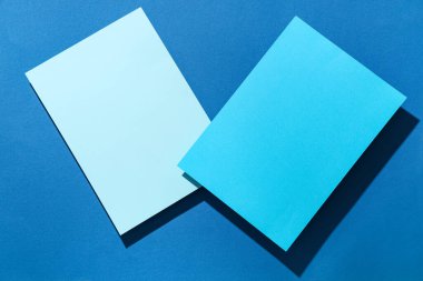 Mavi arkaplanda renkli kağıtlar