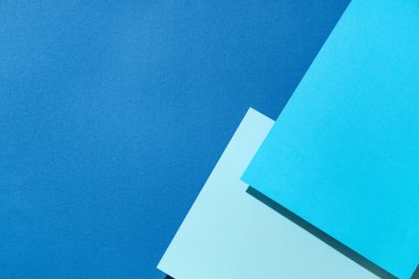 Mavi arkaplanda renkli kağıtlar