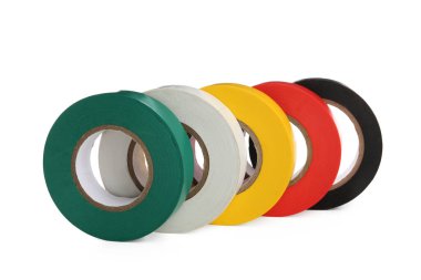 Beyaz arkaplanda renkli yapışkan bant ruloları