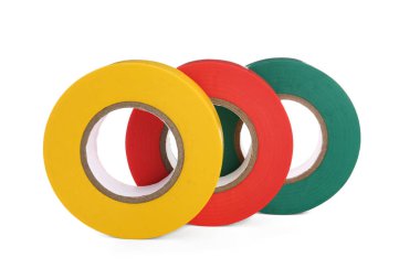 Beyaz arkaplanda renkli yapışkan bant ruloları