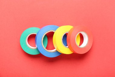 Kırmızı arkaplanda renkli bant ruloları