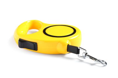 Beyaz arka planda geri çekilebilir köpek tasması