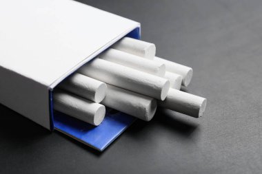 Tahtada beyaz tebeşir paketi, yakın plan.