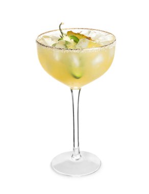 Jalapeno biberli bir bardak margarita kokteyli ve beyaz arka planda ananas dilimleri.