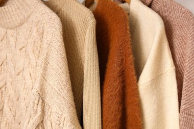 Şık süveterler odada asılı, yakın plan.