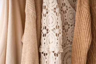 Şık süveterler odada asılı, yakın plan.