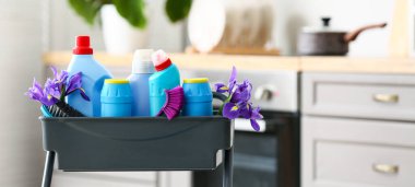 Evdeki tramvayda farklı temizlik malzemeleri.