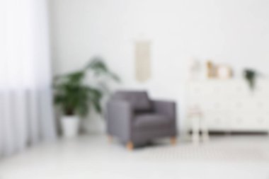 Çekmeceli koltuk ve oturma odasında kitap olan kahve masası. Bulanık görünüm