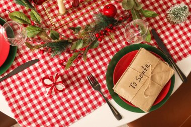 Noel süslemeleri ve oturma odasında Noel Baba 'ya mektuplarla dolu güzel bir masa.