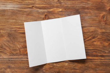 Ahşap arka planda boş broşür