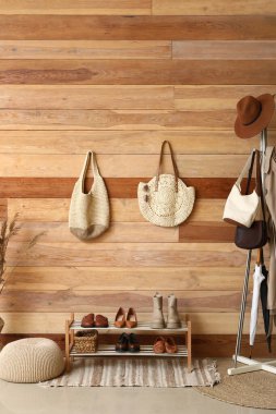 Koridorun içinde ayakkabılar duruyor ve asılıyor.