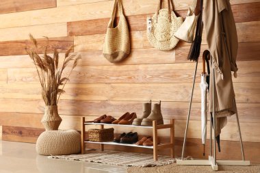 Koridorun içinde ayakkabılar duruyor ve asılıyor.