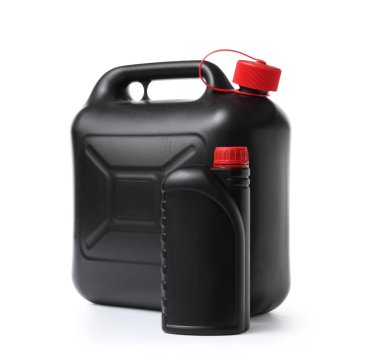 Beyaz arkaplanda siyah plastik kaplar