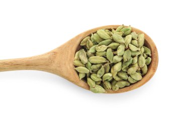 Beyaz arka planda kakule baharatlı tahta kaşık.