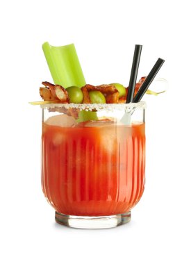 Beyaz arka planda domuz pastırması, zeytin ve kereviz ile bir bardak Bloody Mary kokteyli.