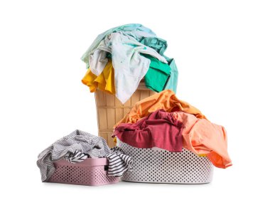 Kirli elbiseli çamaşır sepetleri beyaz arka planda izole edilmiş.