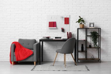 Çalışma yeri, tahta ve koltuğu olan ofis içi