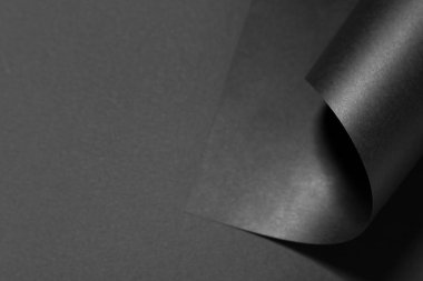 Koyu arkaplan üzerine siyah kağıt, yakın plan