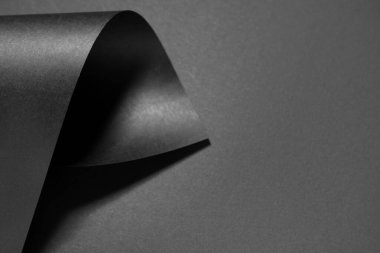 Koyu arkaplan üzerine siyah kağıt, yakın plan