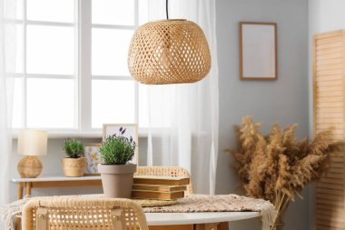 Masası, sandalyeleri ve lavanta çiçekleri olan şık bir oturma odası.