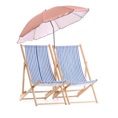 Beyaz arka planda izole edilmiş plaj şemsiyeli çizgili sandalyeler.