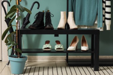 Koridorda şık kadın ayakkabılarıyla dur.