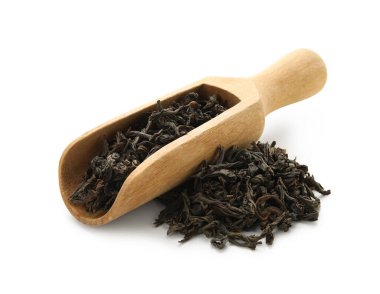 Beyaz arka planda kuru siyah çay yaprakları ile kepçe