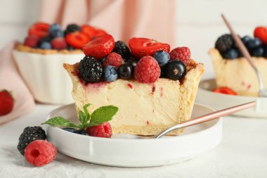 Beyaz grunge arka planda lezzetli meyveli turta, yakın plan.