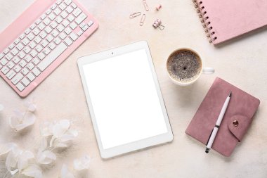 Modern tablet bilgisayarlı kompozisyon, bir fincan kahve, klavye ve beyaz grunge arka planda çiçekler