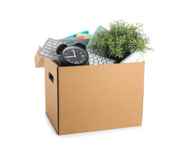 Beyaz arka planda ofis malzemeleri olan karton taşınma kutusu
